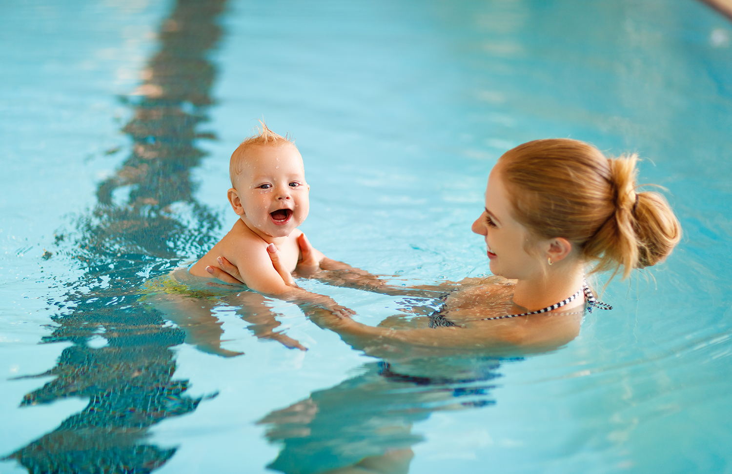 Foto: Frau schwimmt mit Baby