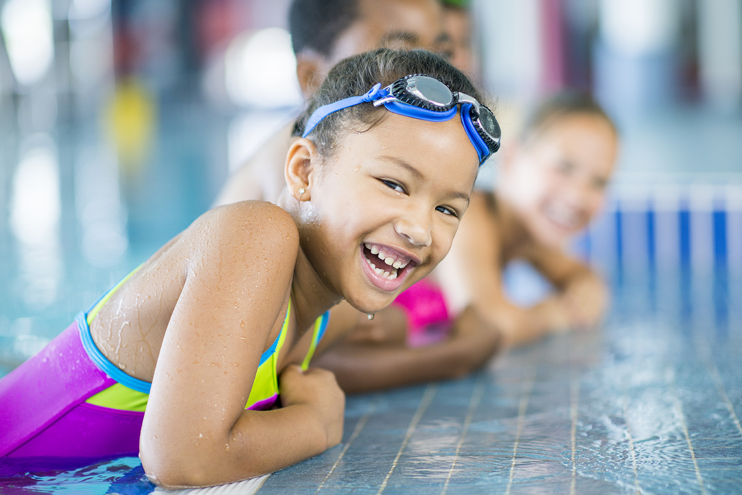 Foto: Mädchen am Poolrand