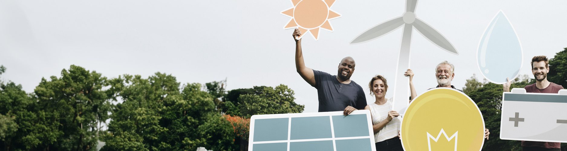 Foto: Eine Gruppe von Menschen hält Energiesparsymbole in der Hand.