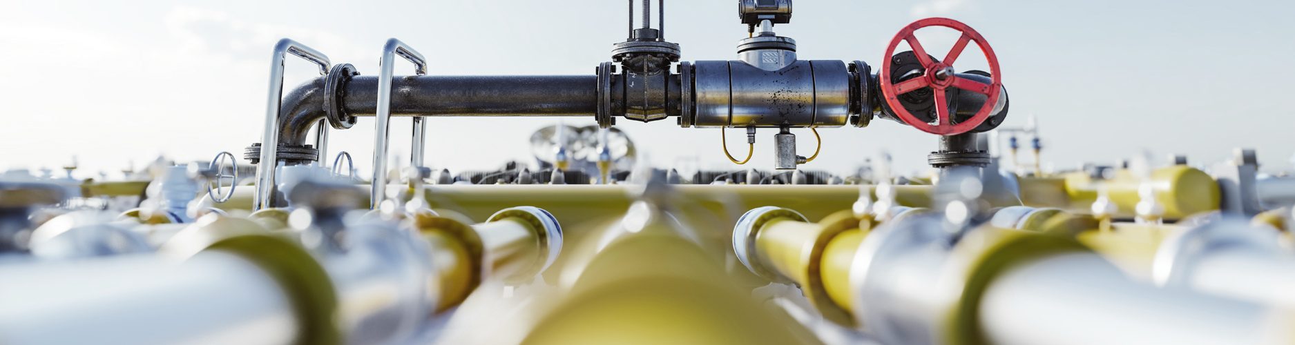 Foto: Gashahn mit dazugehörigem Rohrleitungssystem an einer Erdgastankstelle