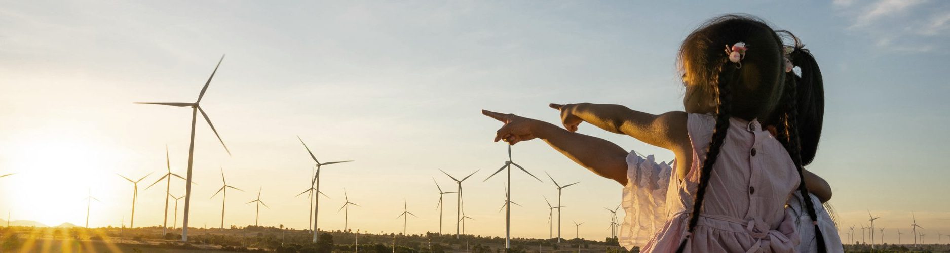 Foto: Frau mit Kind zeigen auf Windräder