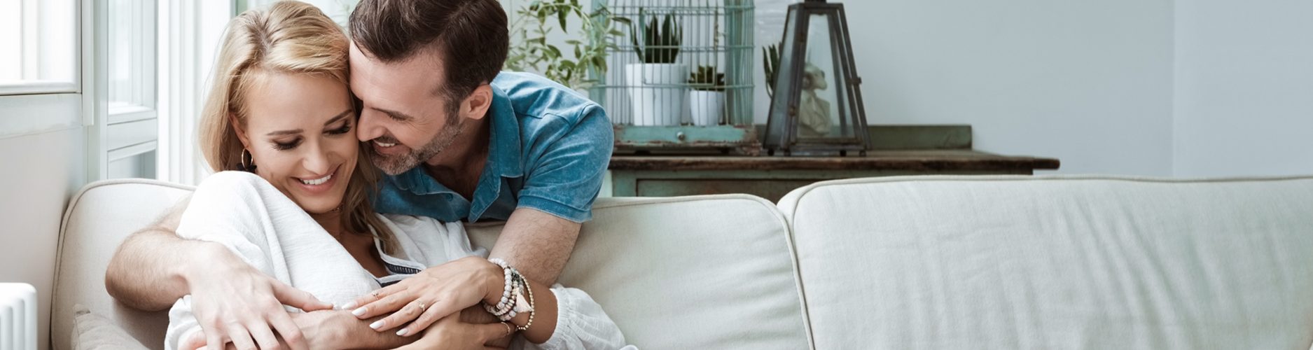 Foto: Paar umarmt sich auf dem Sofa