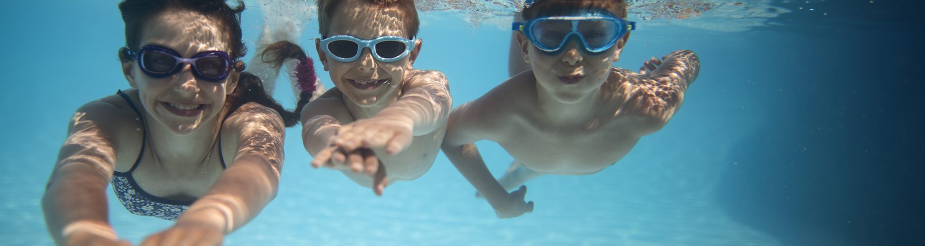 Foto: Schwimmende Kinder unter Wasser
