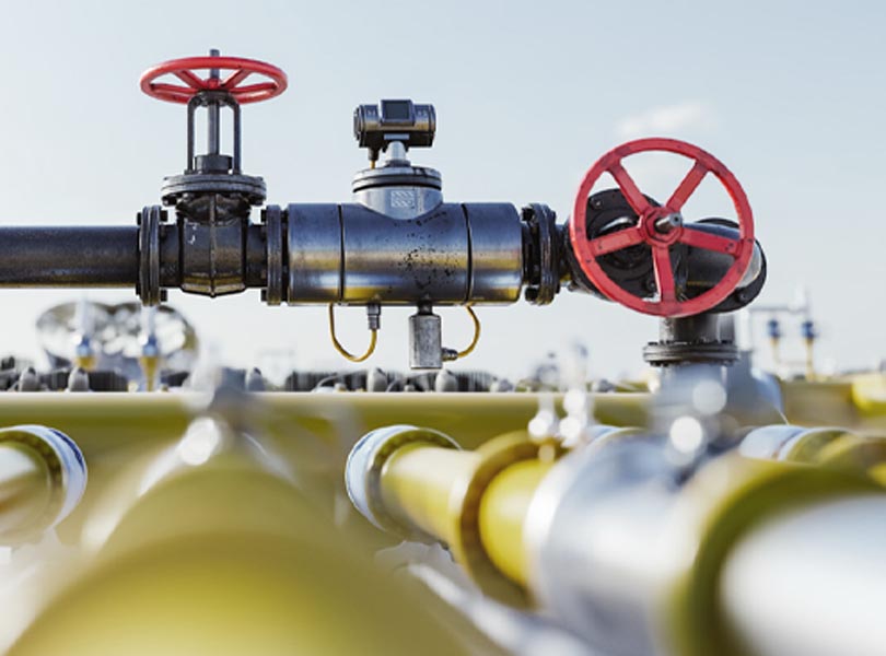 gelbe Gasrohre mit roten Ventrilrädern